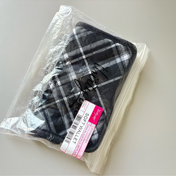 Thirty-one Black Pick Me Plaid Soft Wallet NEW - Picture 1 of 4